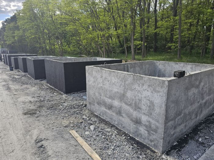 Plac produkcyjny z szambami betonowymi Wałcz gotowymi do transportu